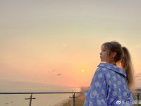 七月喵子双手向下压,留下众多好看照片