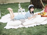 羽毛般的柔软贴合，是依酱呀灰色睡衣纯真美丽