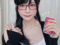 摄影大师的镜头下，眼酱大魔王灰丝高筒自摄更加生动立体。