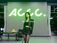 大胆的颜色搭配和细致的工艺,过期米线线喵透明画像的cos作品画面感十足