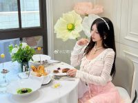 恰到好处的过期米线线白色吊带背心，成为该图包中充满诱惑的焦点之一。